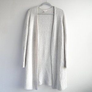 Knee length cardigan with long sleeves.